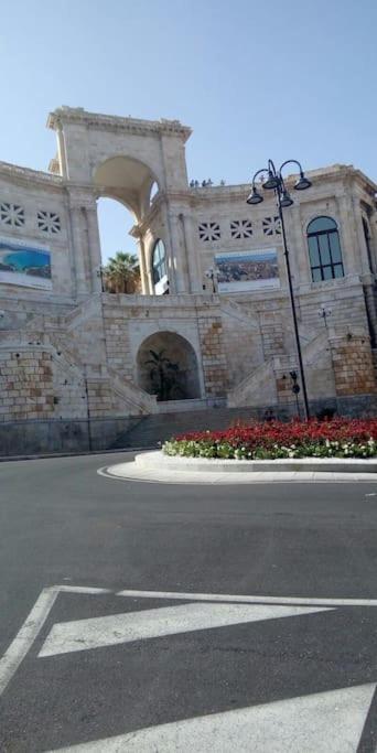 Camera in appartamento al piano terra Cagliari Esterno foto