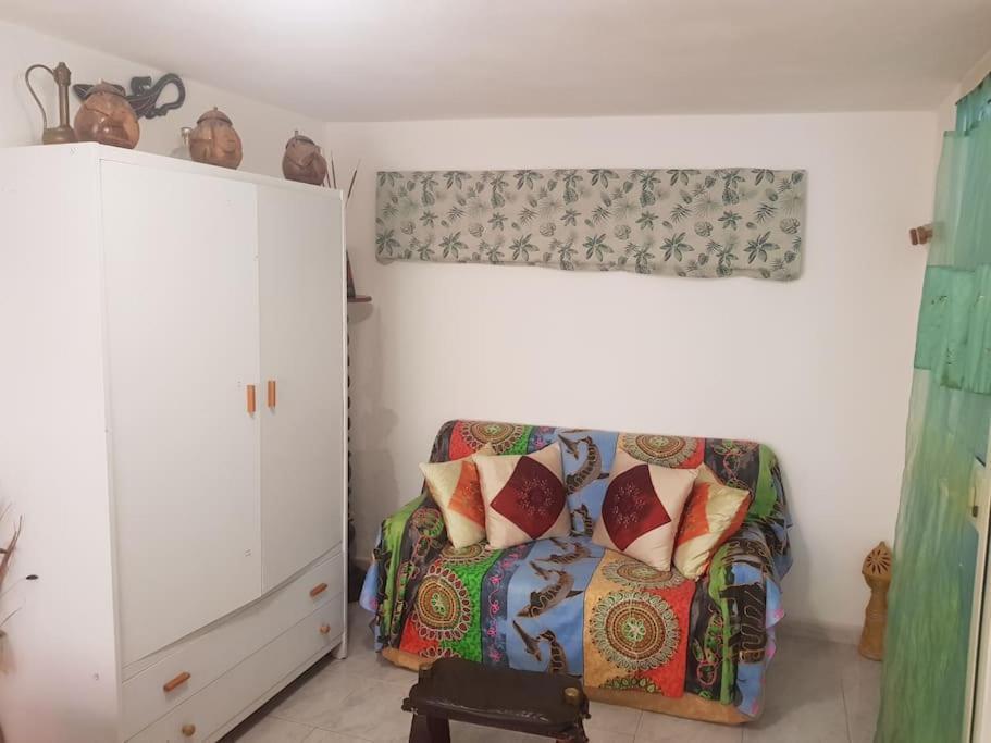 Camera in appartamento al piano terra Cagliari Esterno foto